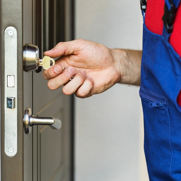 en cerrajería residencial, tenemos personal disponible las 24 horas los 7 días de la semana para atender emergencias